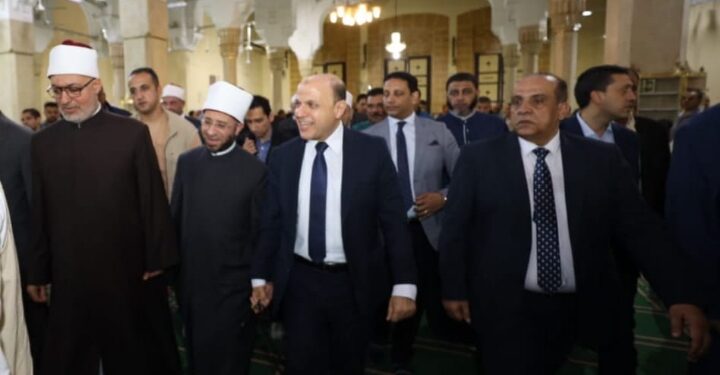 وزير الأوقاف ومفتي الجمهورية ومحافظ كفرالشيخ يؤدون صلاة الجمعة بمسجد العارف بالله إبراهيم الدسوقي احتفالًا بالعيد القومي للمحافظة