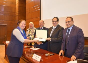 رئيس جامعة القاهرة : مبادرات كلية طب قصر العينى نجحت في تعزيز التعاون بين أقسامها العلمية وساهمت في ربط مخرجات الأبحاث بقطاعات الصناعة والأعمال تنفيذا لمحاور الاستراتيحية الوطنية للتعليم العالى والبحث العلمي