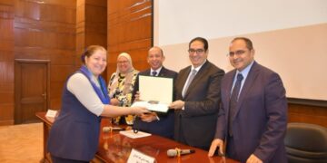 رئيس جامعة القاهرة : مبادرات كلية طب قصر العينى نجحت في تعزيز التعاون بين أقسامها العلمية وساهمت في ربط مخرجات الأبحاث بقطاعات الصناعة والأعمال تنفيذا لمحاور الاستراتيحية الوطنية للتعليم العالى والبحث العلمي