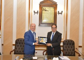 رئيس جامعة القاهرة يستقبل رئيس مجلس التعليم العالي التركي