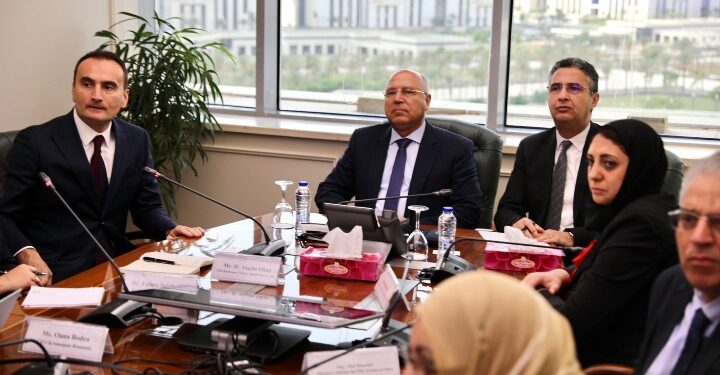 نائب رئيس مجلس الوزراء وزير الصناعة والنقل يبحث مع ممثلي شركة كرونوسبان خطط الشركة المستقبلية في السوق المصري بحضور وزير التموين