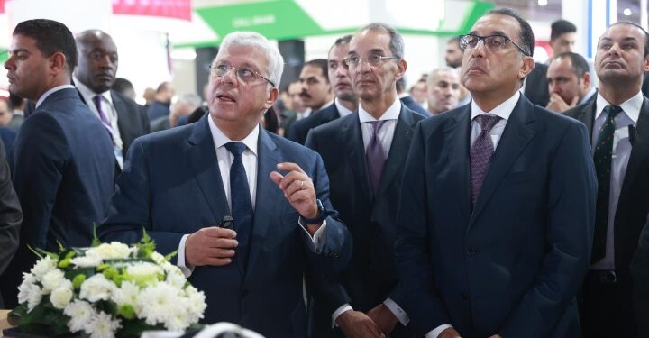 الدكتور مصطفى مدبولي يتفقد جناح وزارة التعليم العالي على هامش افتتاحه للمعرض