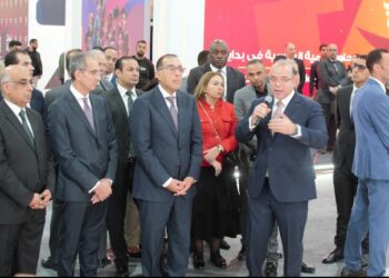 الدكتور مصطفى مدبولي رئيس مجلس الوزراء يتفقد جناح هيئة الرقابة المالية ويستمع لعرض تقديمي من الدكتور محمد فريد