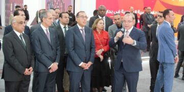 الدكتور مصطفى مدبولي رئيس مجلس الوزراء يتفقد جناح هيئة الرقابة المالية ويستمع لعرض تقديمي من الدكتور محمد فريد