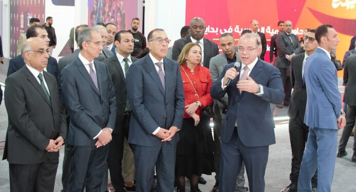 الدكتور مصطفى مدبولي رئيس مجلس الوزراء يتفقد جناح هيئة الرقابة المالية ويستمع لعرض تقديمي من الدكتور محمد فريد