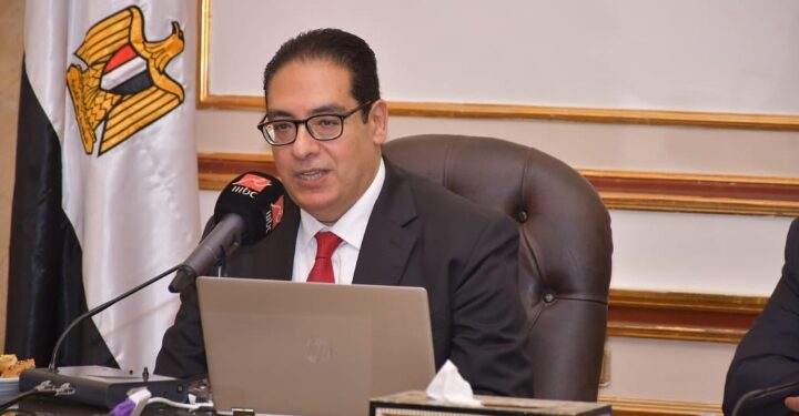 رئيس جامعة القاهرة يستعرض الرؤية المستقبلية والخطة الإستراتيجية للجامعة وصولا لجامعة ذكية مستدامة ومبتكرة في ضوء رؤية مصر 2030م
