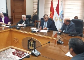 رئيس جامعة بورسعيد يجتمع بمجلس إدارة المستشفي الجامعي