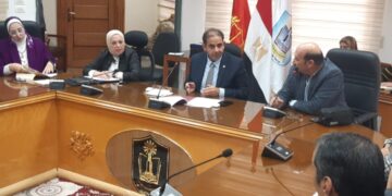 رئيس جامعة بورسعيد يجتمع بمجلس إدارة المستشفي الجامعي