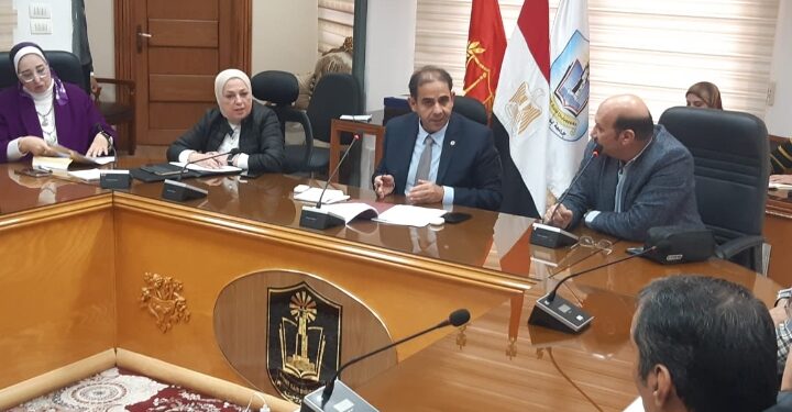 رئيس جامعة بورسعيد يجتمع بمجلس إدارة المستشفي الجامعي