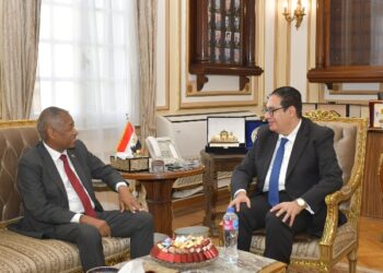 د. محمد سامى عبد الصادق رئيس جامعة القاهرة يستقبل بمكتبه السفير السوداني بالقاهرة