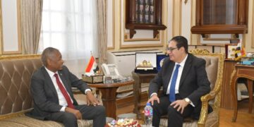 د. محمد سامى عبد الصادق رئيس جامعة القاهرة يستقبل بمكتبه السفير السوداني بالقاهرة