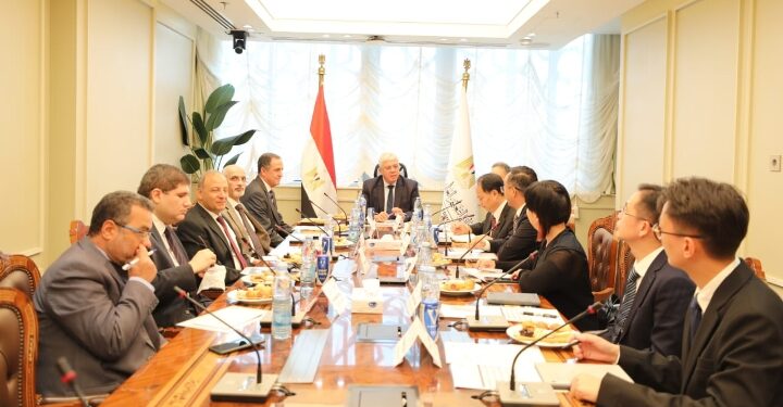 وزير التعليم العالي يلتقي وفد جامعة تشينزين الصينية لبحث التعاون في التعليم التكنولوجي