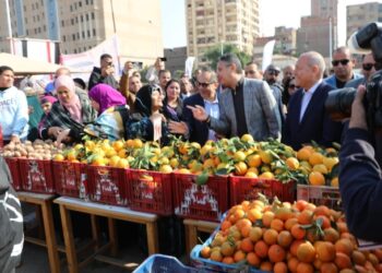 استمرارً لخطة أسواق اليوم الواحد وزير التموين ومحافظ القاهرة يفتتحان سوق اليوم الواحد بالأميرية