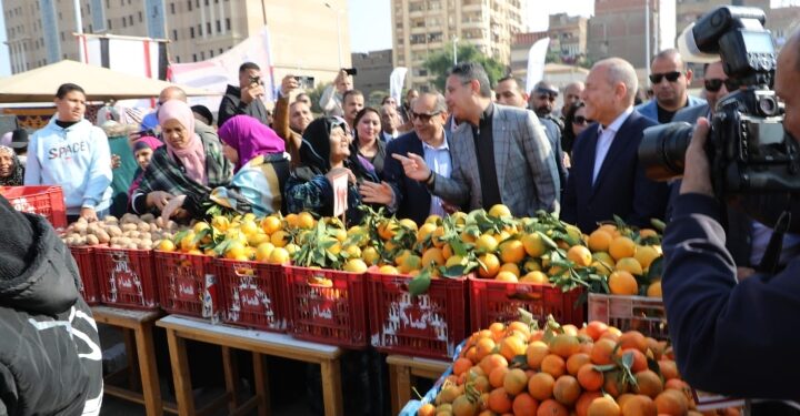 استمرارً لخطة أسواق اليوم الواحد وزير التموين ومحافظ القاهرة يفتتحان سوق اليوم الواحد بالأميرية