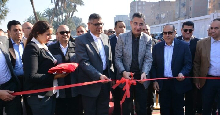 وزير التموين والتجارة الداخلية يفتتح “سوق اليوم الواحد” في إمبابة
