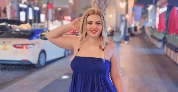 البلوجر مايا أدم تبهر جمهورها باللون الأزرق على السوشيال ميديا