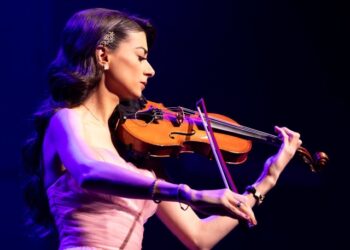 أوركسترا مزيكا تعيد إحياء أغنيات أساطير الطرب العربي في باريس