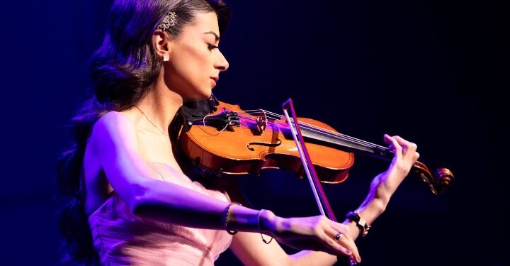 أوركسترا مزيكا تعيد إحياء أغنيات أساطير الطرب العربي في باريس