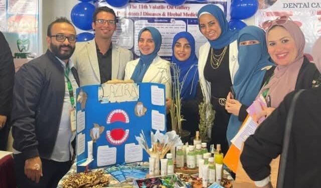 فى معرض الزيوت الطيارة .. طلاب المصرية الروسية يفوزون بأحسن بوستر على مستوى كليات الصيدلة