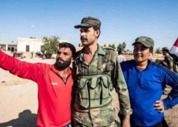 قيادة مشتركة على جبهة حلب.. الأكراد يضعون يدهم بيد الجيش السوري  سمير باكير-  عقب العدوان الارهابي من قبل تنظيم هيئة تحرير الشام (جبهة النصرة) والفصائل المسلحة الأخرى على حلب، يشعر الأكراد في المنطقة بقلق بالغ على أمنهم في المناطق الشمالية من محافظة حلب وغرب محافظة الرقة. في السياق كشف مصدر أمني سوري مُطلع، في تصريح له، أن إيران ردّت بشكل إيجابي على طلب الأكراد تشكيل جبهة مشتركة للدفاع عن حلب والمناطق الشرقية.  أوضح أنه بعد جهود عديدة للتواصل مع الجيش السوري وقيادة الحرس الثوري الإيراني؛ حدد الجانب الإيراني الإطار التنسيقي للجبهة الموحدة من خلال عقد اجتماع لقادة قوات سوريا الديمقراطية ومسؤولين أمنيين إيرانيين رفيعي المستوى. ووفقاً لقرار الجانب الإيراني بشأن ضرورة التنسيق بشكل أكبر في حماية  منشآت ومنازل ومواطني الشمال السوري واستخدام القدرات المختلفة مثل القوات الشعبية والبدو وقوات الحشد الشعبي وقوات سوريا الديمقراطية لإسناد الجبهة بوجه الجماعات الارهابية المدعومة أجنبياً والتعويض عن انسحاب قوات حزب الله، كما وافق الجيش السوري أيضا على الإطار المقترح.  أضاف هذا المسؤول المطلع أن الأكراد طلبوا العديد من الأمور خلال المفاوضات، حيث طلبوا في الاجتماع المذكور من إيران وروسيا تزويدهم بأسلحة مضادة للطائرات بدون طيار، والجانب الايراني وافق على هذا الأمر في حال تحقّق الأهداف المنشودة في المعركة الجارية. واستنادا إلى المعلومات المتاحة، سيتكون إطار التنسيق هذا من المرحلتين التاليتين: 1- المرحلة الأولى: المواجهة المنسقة ضد هجوم قوات تحرير الشام الإرهابية والجيش الحر والفصائل التابعة لهما. 2- المرحلة الثانية: قصف عنيف على مقري قيادة إدلب وتحرير الشام من قبل طيران الجيشين السوري والروسي والهجوم الشامل للقوات البرية للجبهة المشتركة على مواقع الجيش التركي.  أعلن هذا المسؤول المُطّلع أن أشخاصاً مثل الدكتور باهوز وعثمان ومحمود راش وبدران جیاکرد وآلدار خليل من القيادة المركزية لحزب العمال الكردستاني (ب.ك .ك) في قنديل كانوا حاضرين في هذا الاجتماع، كما كان حاضراً مسؤولون رفيعو المستوى من إيران والجيش السوري، وكانت المخابرات وقوّة القدس التابع للحرس الثوري الإيراني حاضرين خلال الاجتماع ايضاً.