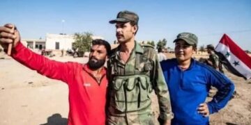 قيادة مشتركة على جبهة حلب.. الأكراد يضعون يدهم بيد الجيش السوري  سمير باكير-  عقب العدوان الارهابي من قبل تنظيم هيئة تحرير الشام (جبهة النصرة) والفصائل المسلحة الأخرى على حلب، يشعر الأكراد في المنطقة بقلق بالغ على أمنهم في المناطق الشمالية من محافظة حلب وغرب محافظة الرقة. في السياق كشف مصدر أمني سوري مُطلع، في تصريح له، أن إيران ردّت بشكل إيجابي على طلب الأكراد تشكيل جبهة مشتركة للدفاع عن حلب والمناطق الشرقية.  أوضح أنه بعد جهود عديدة للتواصل مع الجيش السوري وقيادة الحرس الثوري الإيراني؛ حدد الجانب الإيراني الإطار التنسيقي للجبهة الموحدة من خلال عقد اجتماع لقادة قوات سوريا الديمقراطية ومسؤولين أمنيين إيرانيين رفيعي المستوى. ووفقاً لقرار الجانب الإيراني بشأن ضرورة التنسيق بشكل أكبر في حماية  منشآت ومنازل ومواطني الشمال السوري واستخدام القدرات المختلفة مثل القوات الشعبية والبدو وقوات الحشد الشعبي وقوات سوريا الديمقراطية لإسناد الجبهة بوجه الجماعات الارهابية المدعومة أجنبياً والتعويض عن انسحاب قوات حزب الله، كما وافق الجيش السوري أيضا على الإطار المقترح.  أضاف هذا المسؤول المطلع أن الأكراد طلبوا العديد من الأمور خلال المفاوضات، حيث طلبوا في الاجتماع المذكور من إيران وروسيا تزويدهم بأسلحة مضادة للطائرات بدون طيار، والجانب الايراني وافق على هذا الأمر في حال تحقّق الأهداف المنشودة في المعركة الجارية. واستنادا إلى المعلومات المتاحة، سيتكون إطار التنسيق هذا من المرحلتين التاليتين: 1- المرحلة الأولى: المواجهة المنسقة ضد هجوم قوات تحرير الشام الإرهابية والجيش الحر والفصائل التابعة لهما. 2- المرحلة الثانية: قصف عنيف على مقري قيادة إدلب وتحرير الشام من قبل طيران الجيشين السوري والروسي والهجوم الشامل للقوات البرية للجبهة المشتركة على مواقع الجيش التركي.  أعلن هذا المسؤول المُطّلع أن أشخاصاً مثل الدكتور باهوز وعثمان ومحمود راش وبدران جیاکرد وآلدار خليل من القيادة المركزية لحزب العمال الكردستاني (ب.ك .ك) في قنديل كانوا حاضرين في هذا الاجتماع، كما كان حاضراً مسؤولون رفيعو المستوى من إيران والجيش السوري، وكانت المخابرات وقوّة القدس التابع للحرس الثوري الإيراني حاضرين خلال الاجتماع ايضاً.