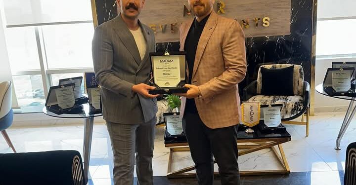 تكريم المستشار العقاري أحمد سراج من شركة مقام مصر للتطوير العقاري