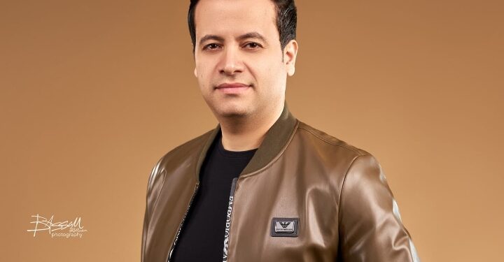 محمود مؤمن يحتفي بالعيد الوطني الإماراتي بأغنية “اماراتى حياتى”