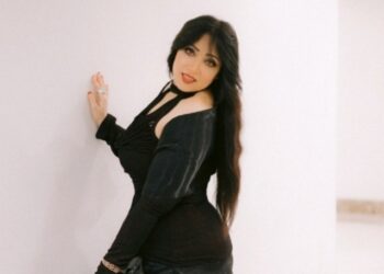 الأعلامية شيرين سيف تبهر جمهورها بالفستان الأسود على الريد كاربد