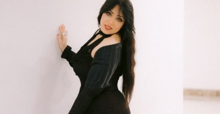 الأعلامية شيرين سيف تبهر جمهورها بالفستان الأسود على الريد كاربد