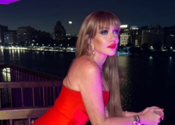 بالأحمر.. حسناء سيف الدين تخضع لجلسة تصوير بفستان مثير