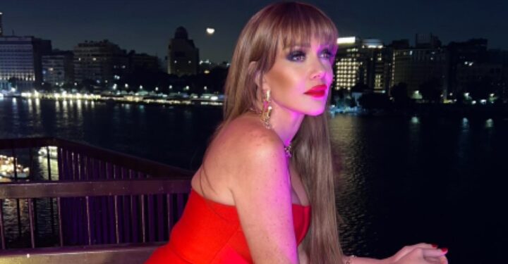 بالأحمر.. حسناء سيف الدين تخضع لجلسة تصوير بفستان مثير