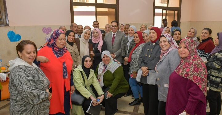 رئيس جامعة القاهرة يطمئن على أحوال الطالبات بالمدينة الجامعية ويستمع إلى مقترحات تحسين مستوى الخدمات ويوجه بسرعة تنفيذها