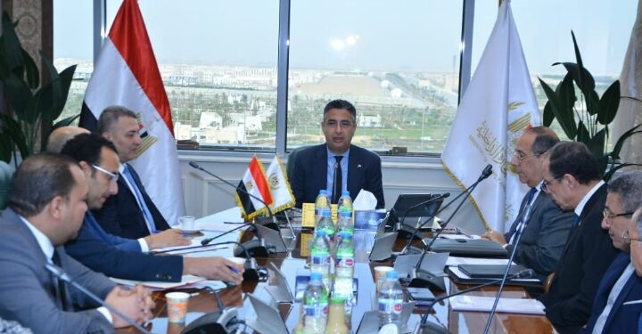 وزير التموين يجتمع مع شركات السكر التابعة للوزارة لمتابعة انتظام العمل والاطمئنان على الاحتياطي الاستراتيجي