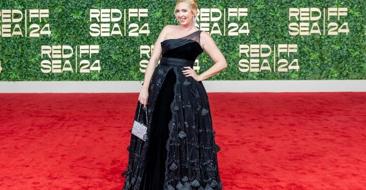 توب مودل كاتيانا تتألق على السجادة الحمراء خلال حضورها مهرجان البحر الأحمر السينمائي الدولي