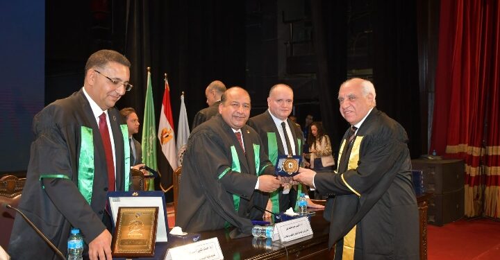 “هندسة جامعة القاهرة” تحتفل بتخريج دفعة 2024م وتكريم دفعة الرواد خريجي 1974م