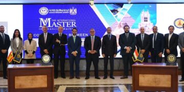 رئيس الرقابة المالية والملحق التجاري في السفارة الاسباني بالقاهرة يشهدا توقيع التعاون بمقر الهيئة
