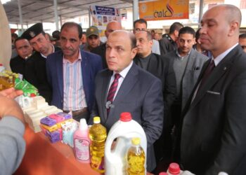 محافظ كفرالشيخ يتفقد سوق “اليوم الواحد” للسلع الغذائية والاستهلاكية بشارع صبري القاضي .. ضمن المبادرة الرئاسية “بداية جديدة