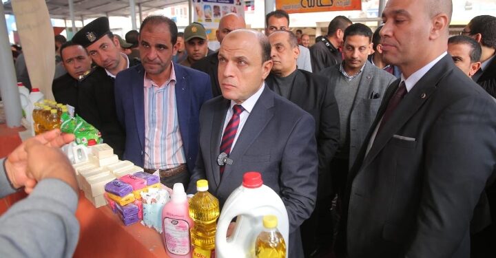 محافظ كفرالشيخ يتفقد سوق “اليوم الواحد” للسلع الغذائية والاستهلاكية بشارع صبري القاضي .. ضمن المبادرة الرئاسية “بداية جديدة