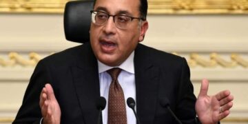رئيس الوزراء يُصاب بدوار لدقائق أثناء المؤتمر الصحفى ثم يستكمل على الهواء