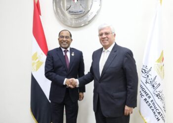 وزير التعليم العالي يستقبل نظيره الماليزي لبحث سبل التعاون المشترك بين البلدين