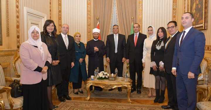 “حياة كريمة” تكرم رئيس جامعة القاهرة تقديرا لدوره فى دعم المؤسسة في مشروعاتها الخدمية والتنموية