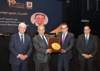 نائب رئيس مجلس الوزراء للتنمية البشرية ووزير الثقافة ورئيس جامعة القاهرة ونخبة من العلماء والشخصيات العامة وزير التعليم العالي يشهد الاحتفال بعيد العلم التاسع عشر لجامعة القاهرة