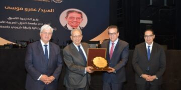 نائب رئيس مجلس الوزراء للتنمية البشرية ووزير الثقافة ورئيس جامعة القاهرة ونخبة من العلماء والشخصيات العامة وزير التعليم العالي يشهد الاحتفال بعيد العلم التاسع عشر لجامعة القاهرة