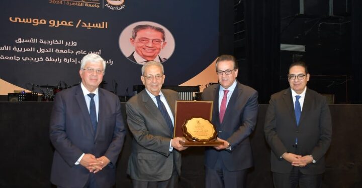 نائب رئيس مجلس الوزراء للتنمية البشرية ووزير الثقافة ورئيس جامعة القاهرة ونخبة من العلماء والشخصيات العامة وزير التعليم العالي يشهد الاحتفال بعيد العلم التاسع عشر لجامعة القاهرة