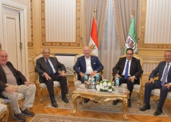 رئيس جامعة القاهرة يوجه الشكر إلي السيد عمرو موسى والاستاذة الدكتورة هبة نصار، وكل أعضاء الرابطة على كل يبذلونه من عمل دؤوب لتنظيم الفعاليات التي تدعم مسيرة الرابطة