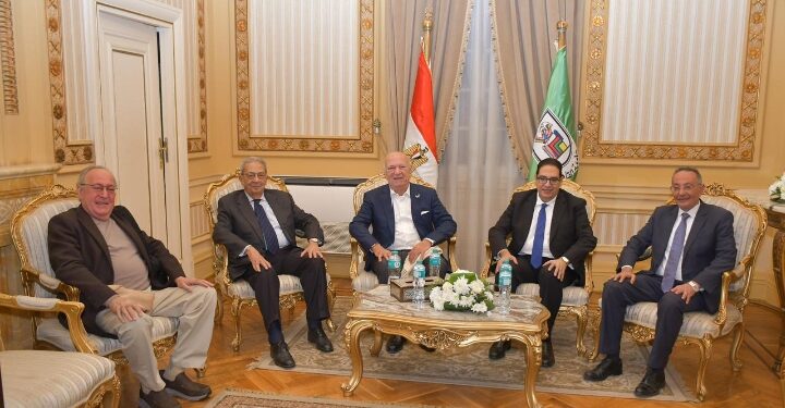 رئيس جامعة القاهرة يوجه الشكر إلي السيد عمرو موسى والاستاذة الدكتورة هبة نصار، وكل أعضاء الرابطة على كل يبذلونه من عمل دؤوب لتنظيم الفعاليات التي تدعم مسيرة الرابطة