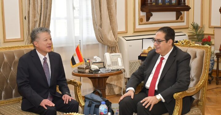 رئيس جامعةالقاهرة يبحث تعزيز علاقات التعاون الأكاديمي والبحثي مع جامعة طوكيو متروبوليتان اليابانية