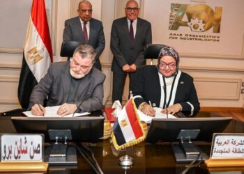 رئيس الهيئة العربية للتصنيع ووزير الكهرباء والطاقة المتجددة يشهدان توقيع عقد إنشاء مشروع صناعي مشترك للألواح الشمسية