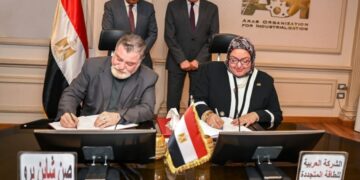 رئيس الهيئة العربية للتصنيع ووزير الكهرباء والطاقة المتجددة يشهدان توقيع عقد إنشاء مشروع صناعي مشترك للألواح الشمسية