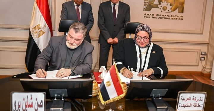 رئيس الهيئة العربية للتصنيع ووزير الكهرباء والطاقة المتجددة يشهدان توقيع عقد إنشاء مشروع صناعي مشترك للألواح الشمسية